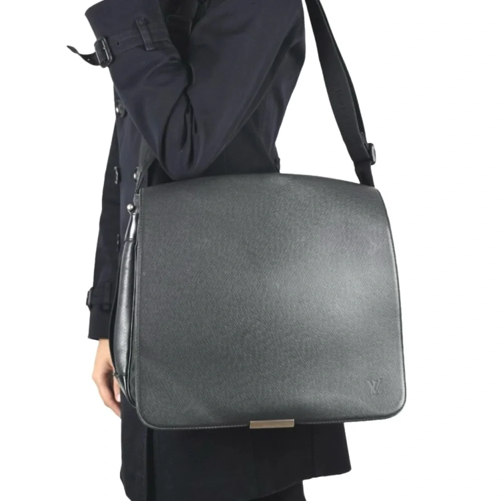 Authentic Louis Vuitton Viktor Messenger Bag M30142 black arsoise unisex